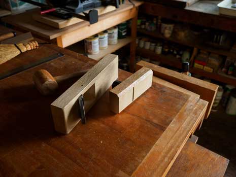 スタジオユタカ、工房、作業台とカンナ