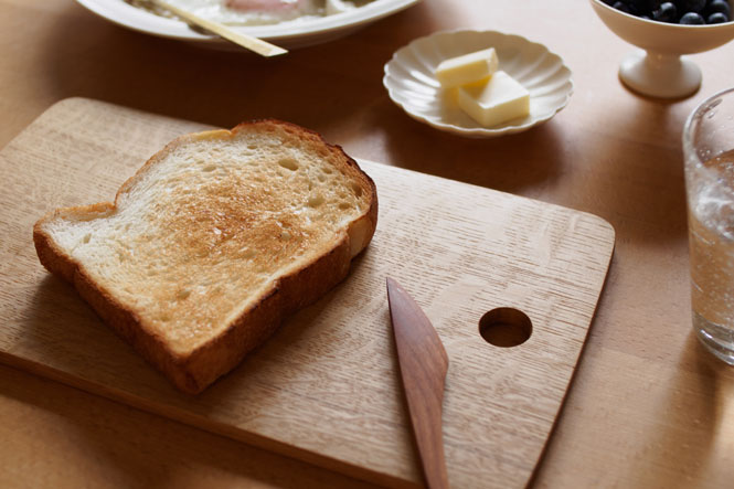 タカ 木のカッティングボード