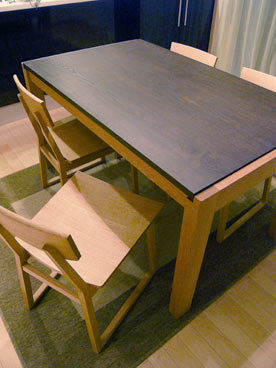 ダイニングテーブル、無垢板座の椅子